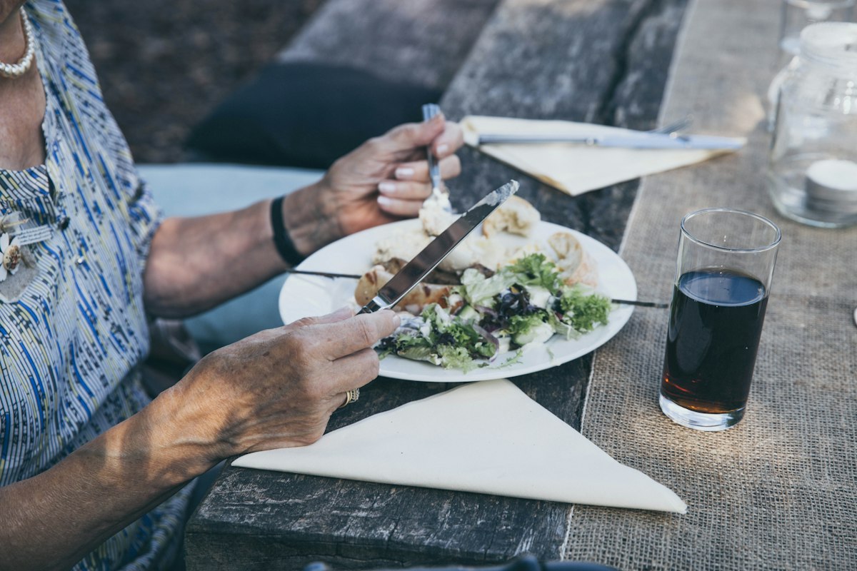 Mujer disfrutando de una comida saludable después de los 40
